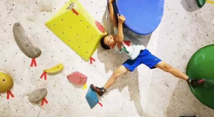 爍石攀巖入駐鞍勤商業(yè)，讓娃盡情飛檐走壁，刺激