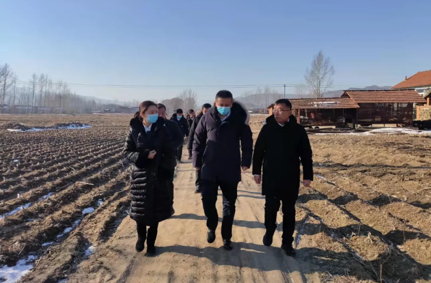 踐行國企擔(dān)當(dāng)，助力鄉(xiāng)村振興--鞍勤集團(tuán)、溫泉集團(tuán)前往駐村工作隊(duì)走訪慰問