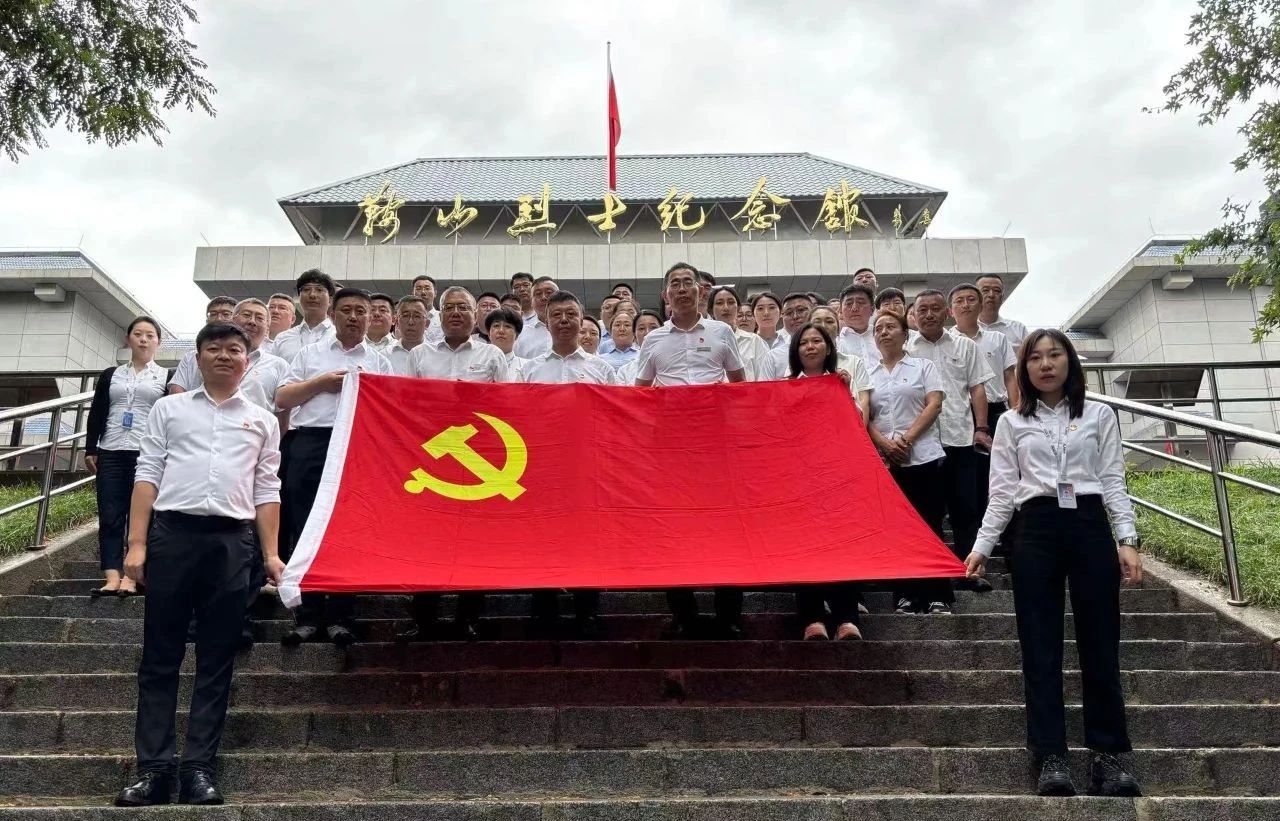 鞍勤集團(tuán)、公服集團(tuán)開(kāi)展“憶初心、強(qiáng)黨性、轉(zhuǎn)作風(fēng)、建新功”慶“七·一”主題黨日活動(dòng)